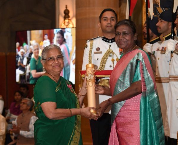  Sudha Murty receiving the Padma Bhushan award